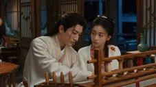 Hombre y mujer con ropa tradicional china estudiando juntos