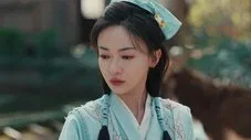 Una mujer joven con un hanfu azul claro con aspecto pensativo