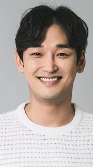 Foto de rostro del actor surcoreano Kang Shin-hyo.