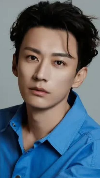 Foto de rostro del actor chino Liu Xueyi con una camisa azul