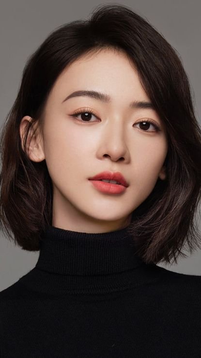 Fotografía de la actriz china Wu Jinyan con un jersey de cuello alto negro
