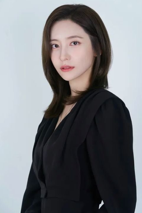 Park Ji hyun con un vestido negro imagen promocional para K drama