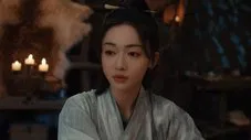 Mujer joven con ropa tradicional china expresión pensativa
