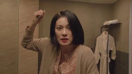 Mujer sosteniendo un cuchillo expresión intensa episodio 1