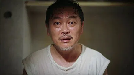 Primer plano de Oh Sung Moo luciendo preocupado y sudoroso
