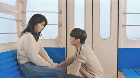 Pareja joven compartiendo un tierno momento en un teleférico.