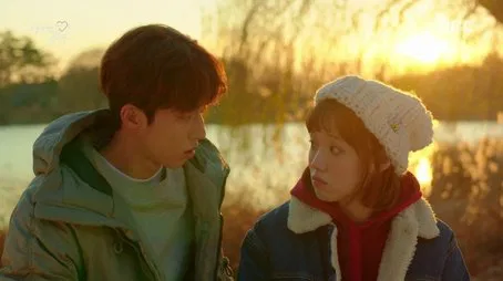 Una pareja joven hablando al atardecer, episodio 2