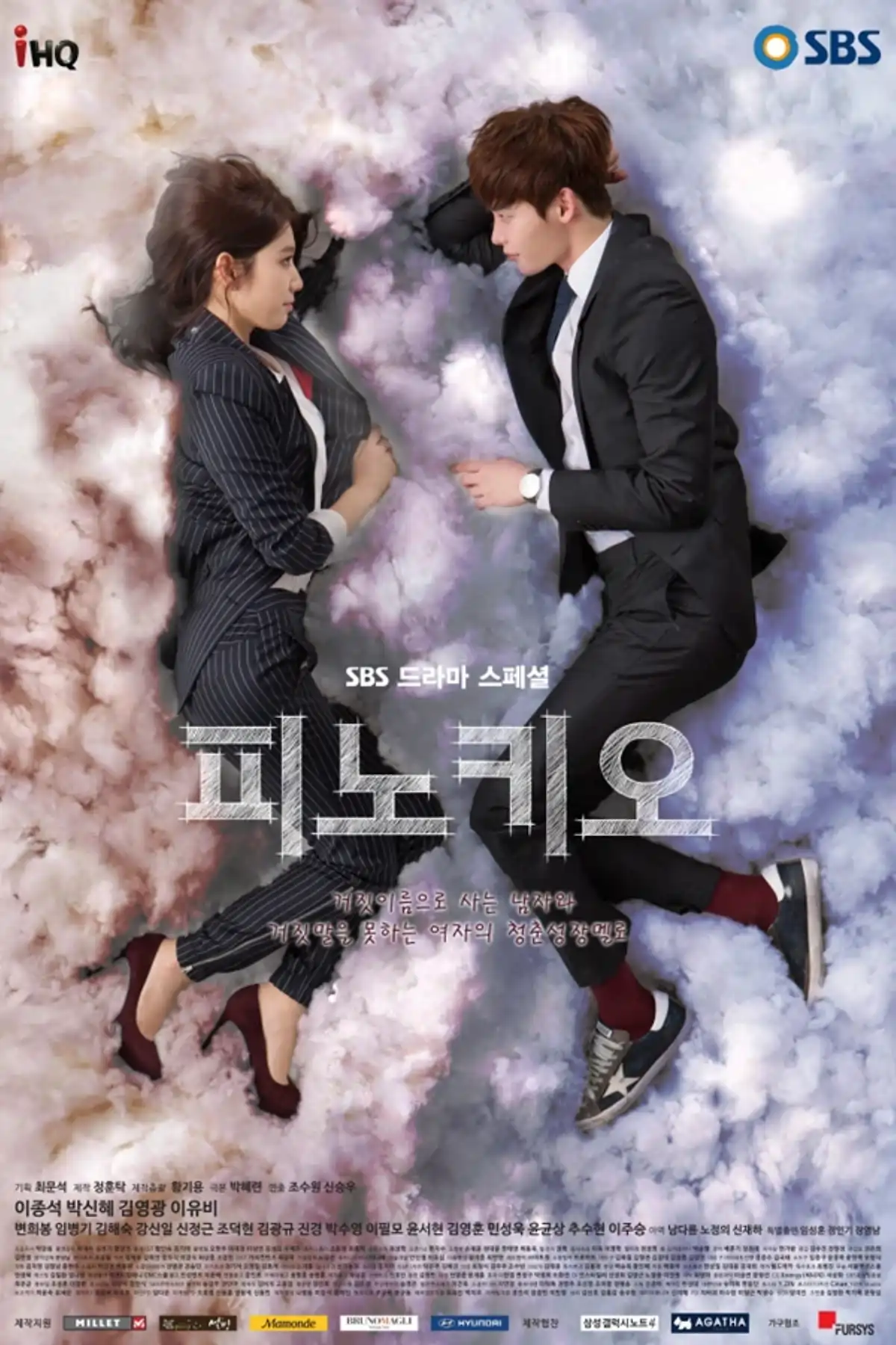 Póster principal del K-drama Pinocchio, mostrando a los protagonistas Lee Jong-suk y Park Shin-hye en una escena dramática con elementos de periodismo y cámaras.