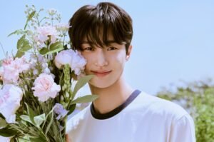 Byeon Woo-seok, estrella de la serie live-action de Netflix "Solo Leveling", posa con flores.