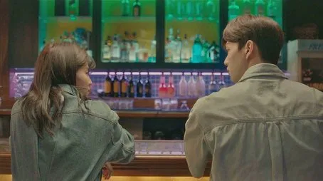 Hombre y mujer en un bar, vista trasera.