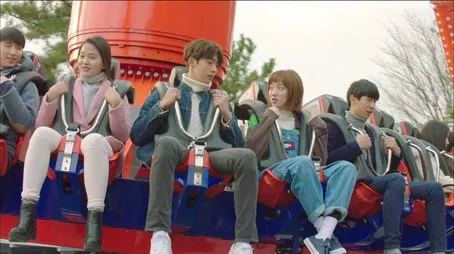 Amigos disfrutando de un paseo en un parque temático en el episodio 02.