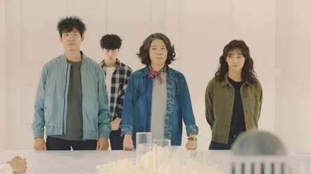 Elenco del Episodio 01 Cuatro jóvenes adultos y un adulto mayor están juntos