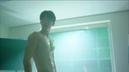 Hombre sin camisa con abdominales definidos, Episodio 02