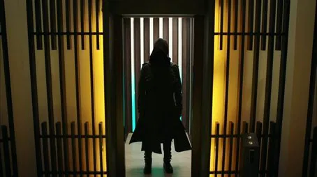Una figura misteriosa con capucha se encuentra en una puerta Episodio 01