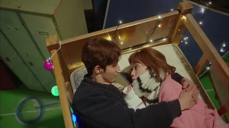 Pareja abrazándose en una cama, episodio 2