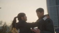 Pareja joven abrazándose, episodio 12