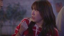 Primer plano de una mujer joven con cabello largo y castaño, con aspecto preocupado, en el episodio 3.