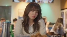 Mujer triste comiendo pollo frito en un restaurante
