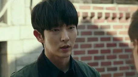 Joven serio, posiblemente del drama "Mi padre intentó matarme", episodio 1.