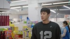 Hombre con una sudadera con el número 12 comprando en un supermercado.