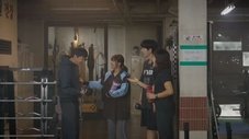 Tres jóvenes adultos conversando en una habitación poco iluminada, Episodio 6.