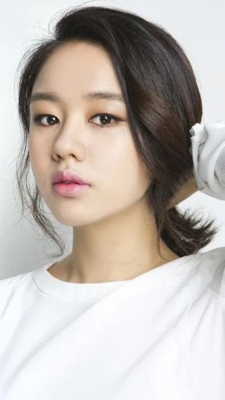 Foto de rostro de la actriz surcoreana Ahn Eun-jin.