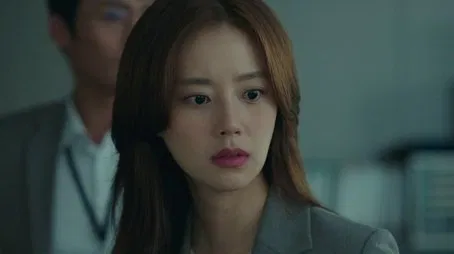 Primer plano de una mujer con expresión seria, posiblemente del K-drama "Mi padre intentó matarme".