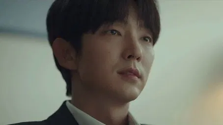 Retrato en primer plano de un hombre pensativo, posiblemente del K-drama "Episodio 1 – Mi padre intentó matarme".