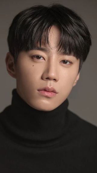 Foto de rostro de Jun, actor surcoreano