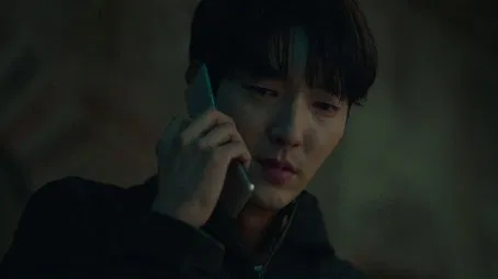 Hombre al teléfono, expresión seria. Episodio 1: Mi padre intentó matarme.