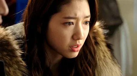 Primer plano de una mujer joven con expresión preocupada.