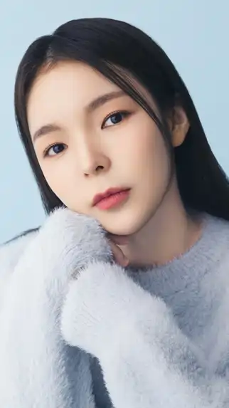 Park Jin joo con un suéter peludo azul claro