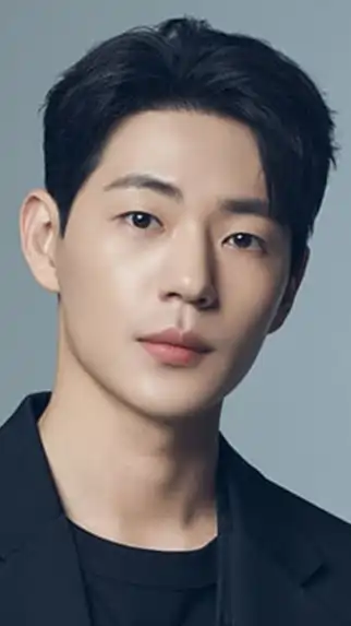 El actor surcoreano Shin Jae-ha posando con una mirada intensa, representativo de sus roles de villano en k-dramas.