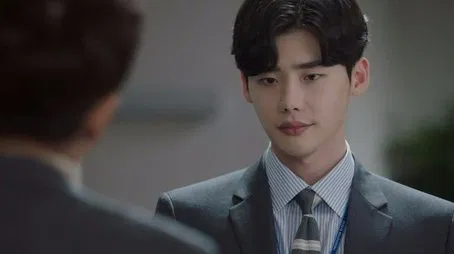 El actor coreano Lee Jong-suk con traje