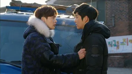 Dos hombres con chaquetas de invierno mantienen un tenso enfrentamiento.