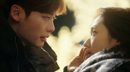 Primer plano de un hombre y una mujer mirándose fijamente.