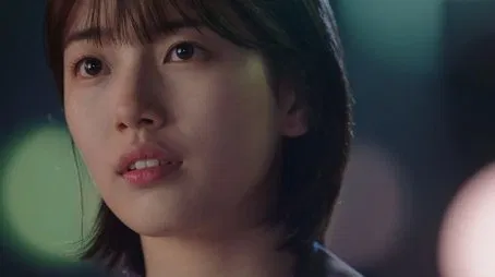 Primer plano de Suzy Bae, mostrando una expresión pensativa.