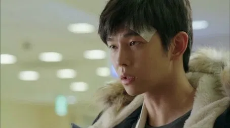 Hombre con una venda en la frente, con aspecto preocupado.