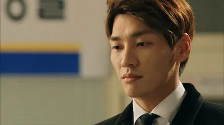 Retrato en primer plano de un hombre de aspecto serio con traje.