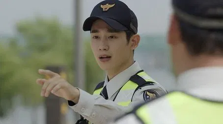 Joven policía coreano uniformado, gesticulando. Episodios 01-02