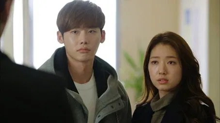 Kim Go-eun y Lee Min-ho en una escena de un drama coreano.
