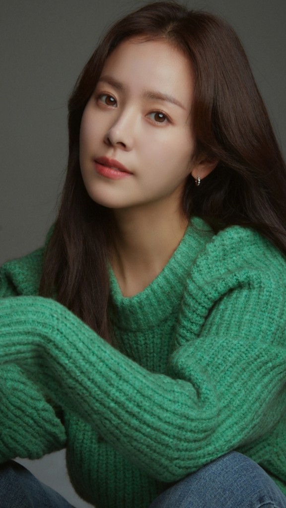 La actriz Han Ji-min posando para un retrato.