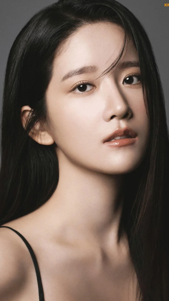 Primer plano de Kim Ji-won, actriz coreana conocida por sus papeles en dramas asiáticos.