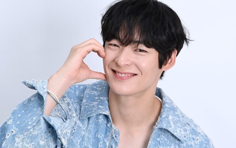 El actor surcoreano Song Geon Hee sonriendo, anunciando su alistamiento militar.